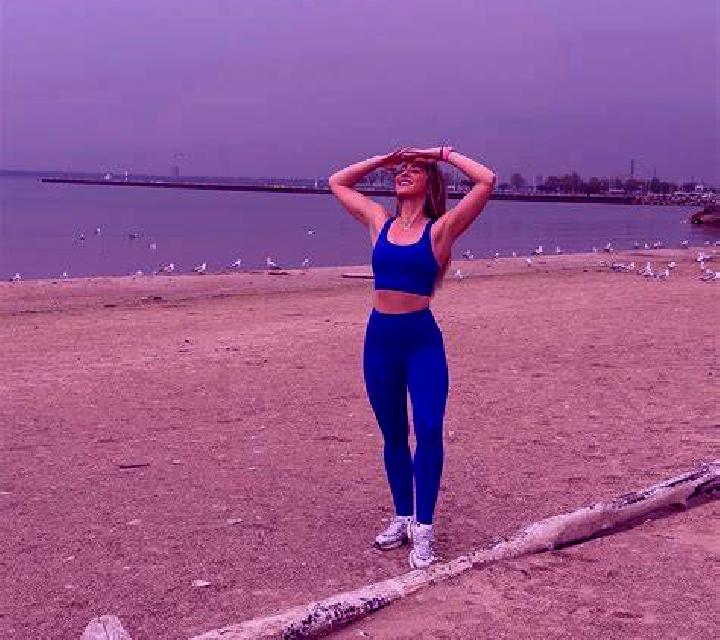 Abril 2 Checa escort