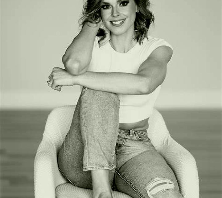 Julia 2 Anento escort