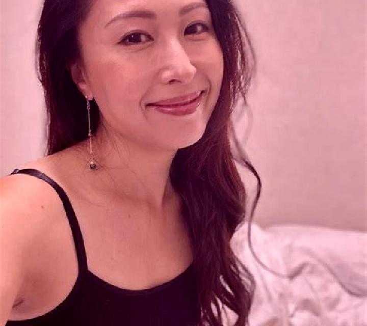 Sara 2 Ujue escort